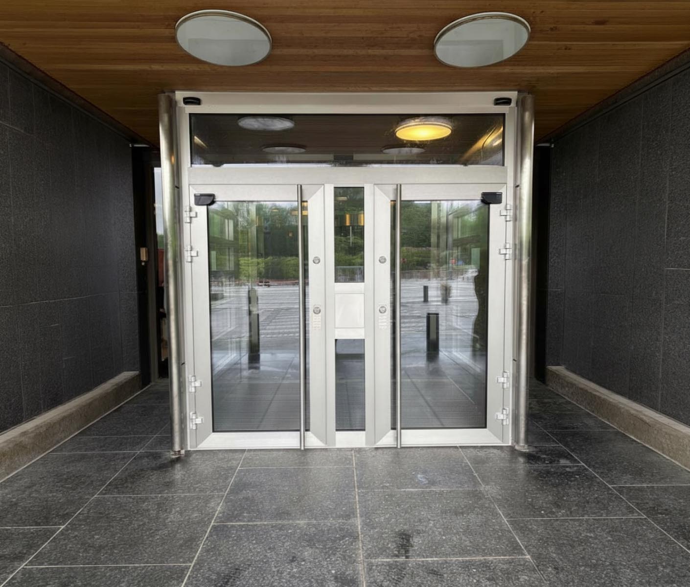 aluminium- og glassdører i et inngangsparti til et offentlig bygg